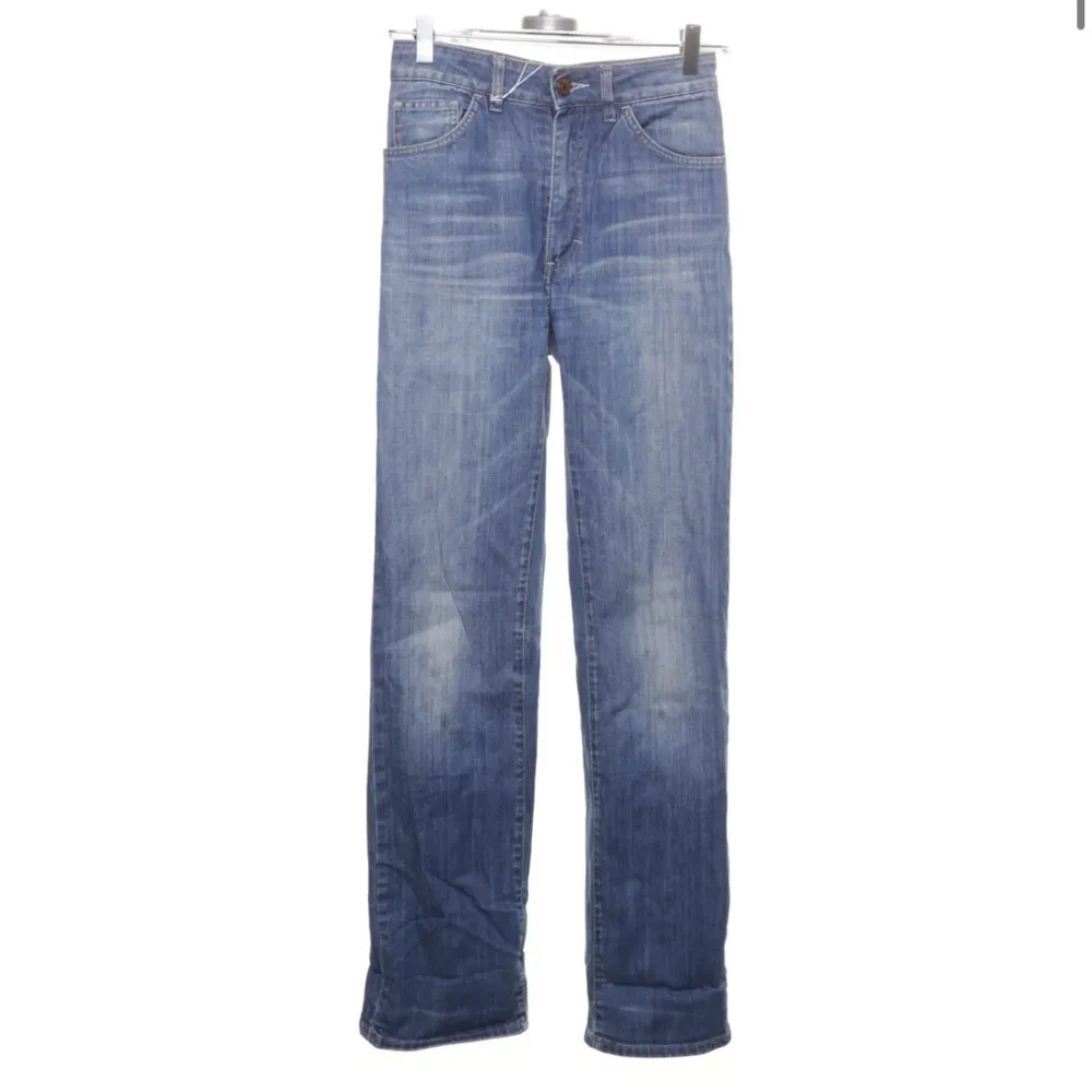 Säljer dessa Acnejeans som jag köpt på Sellpy i strl 26/32🦋 Midja - 60cm Innerbenslängd 89cm 💕💕. Jeans & Byxor.