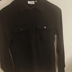 Skjirta från Weekday - En skjorta från weekday. Skjortan har två fickor fram på bröstet och är i normal fit och inte oversize. Har endast använt skjortan en gång. 