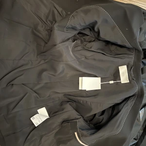 Unused suit from Hugo Boss -  En kvinna ett Hugo BOSS-kostymset i storlek 34. Jag köpte det här setet precis innan covid för en konferens, men veckan efter att jag köpte det fick vi karantän och varje konferens blev online.  Jag tog inte ens bort taggarna eftersom den låg i min byrå