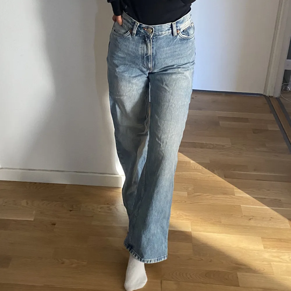 Blåa jeans från Monki. Knappt använda! Sitter snyggt tight upptill och vidare nedtill! Fraktkostnad tillkommer! 🤍. Jeans & Byxor.