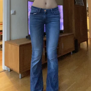 Lågmidjade bootcut jeans - Strl 25/33 och passar bra på mig som är 169 cm ☺️Märket är Lee och de sitter lågmidjat och de är också bootcut🤘🏻