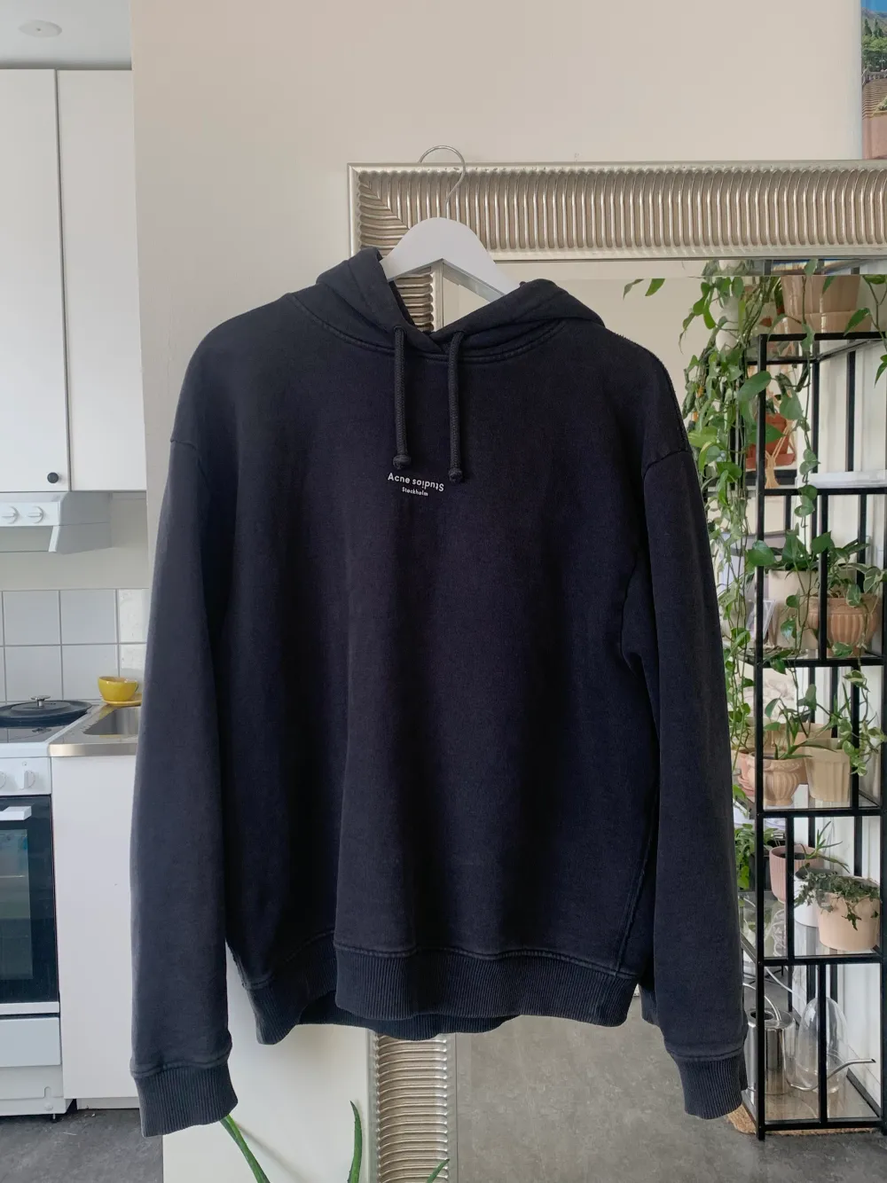 Jättefin hoodie i storlek XS från Acne Studios i mörkgrå. Använd men i väldigt bra och välvårdat skick.. Hoodies.