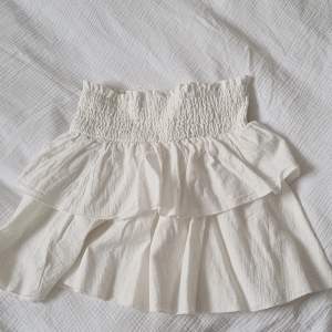 Säljer denna fina volang kjol,jätte fin på sommaren,tvättar den innan nån köper,köpt för 200 säljer för 100