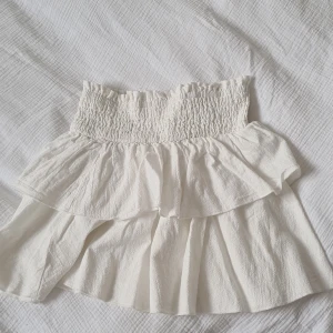 Vit volang kjol - Säljer denna fina volang kjol,jätte fin på sommaren,tvättar den innan nån köper,köpt för 200 säljer för 100