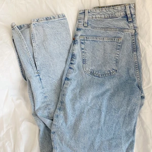 Jeans med slits  - Jeans från hm i nytt skick 