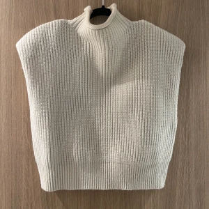 Stickad topp Zara - Superfin stickad topp från Zara med axelvaddar 