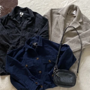 Tre jackor + väska - Tre vår/sommarjackor i strl XS/S/M (alla passar XS-S) + axelremsväska. Från mango, zara & H&M. 