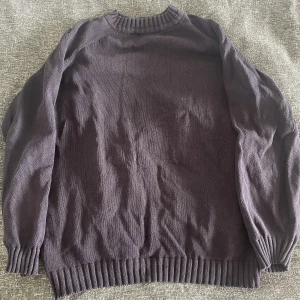 Stickad tröja  - Köpte denna på secondhand, skulle säga att det är stl XL. 