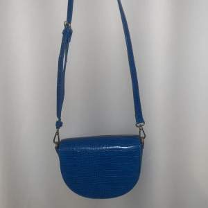 Cool blå väska från märket pieces i bra skick! 