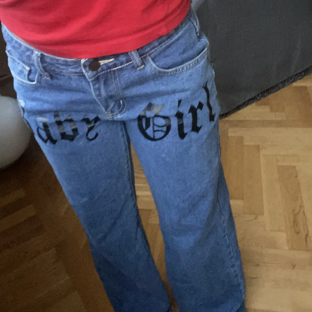coola lågmidjade jeans med trycket ”babygirl” där framme! passa på att köp nu när frakten är halverad på allt!! passar xs/s. Jeans & Byxor.