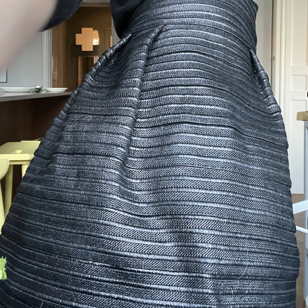 Cool svart kjol från LM LULU. Det ursprungliga priset för denna ligger på runt 4000-8000 kr. Därför säljer jag den för 2000 kr. Inga defekter och knappt använd🤍. Kjolar.