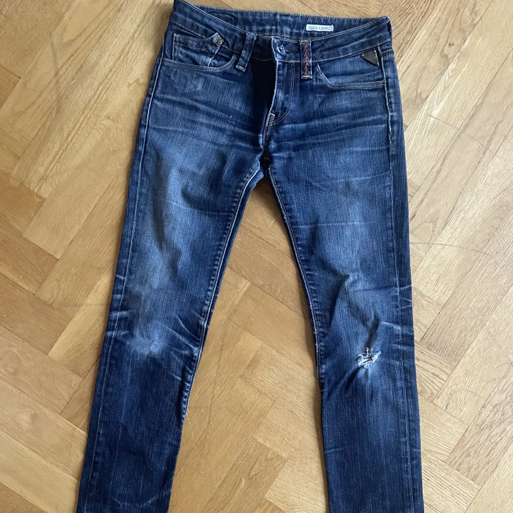 skitcoola lågmidjade replay jeans!! säljer för att de inte passar mig längre! passa på nu när frakten är halverad ❤️. Jeans & Byxor.