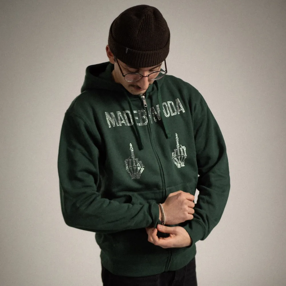 Besök vår hemsida - madebymoda.com för att köpa dessa rhinestone hoodies i 400gsm. Finns i grå, mörkgrön och svart. . Tröjor & Koftor.