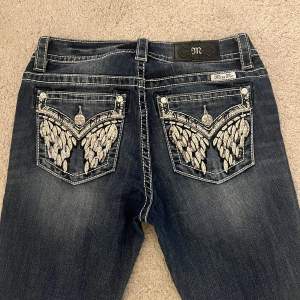 Säljer mina så fina trendiga miss me jeans! Lågmidjade och bootcut med så fina detaljer! Har sytt ut dem själv hemma till bootcut. Hör av dig vid fler frågor!