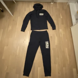 EA7 Tracksuit  - Säljer en EA7 Tracksuit i storlek M (Äkta). Köpt i Italien. Gott skick. Skriv vid funderingar. Färgen Navy Blue 