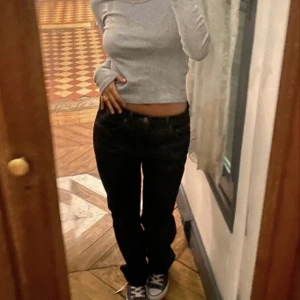 Weekday jeans - Säljer dessa jeans från weekday då dom har blivit för små! Bra skick och har sprätt upp där nere för att få dom längre! Skriv privat för fler bilder!