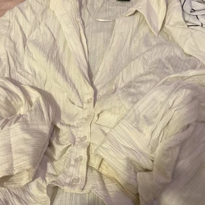 Skjorta  - Fin skjorta från Gina , liten grön prick på baksidan som ni kan se på bilden , köpt för 400kr