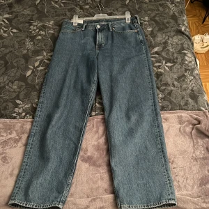Högmidjade blå jeans - Högmidjade blå jeans, Loose fit från H&M herr.