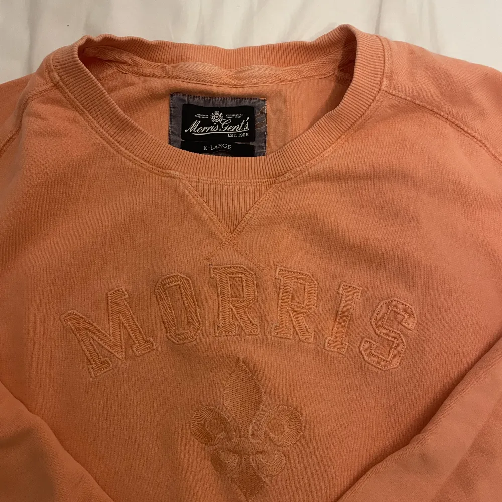 Morris Sweatshirt - Aprikos Size XL Skick: 8/10, ett litet hål vid bröstet. Tröjor & Koftor.