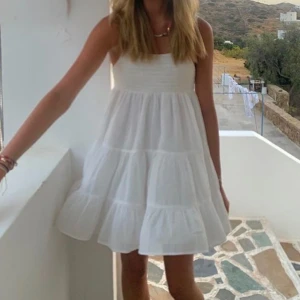 Vit zara klänning - Säljer denna populära zara klänning då den inte kommer till användning, så fin till sommaren!! Fint skick och endast använd ett fåtal ggr.