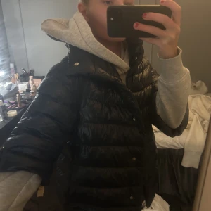 Herno jacka  - Säljer denna mörkblåa jacka från Herno💕 sååååå snygg med trekvartsärm och passar till exakt allt!!! Har för mycket jackor så tänkte rensa ut lite !