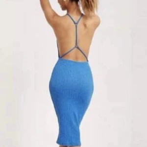 Klänning med öppen rygg - Säljer denna suuperfina klänning från Nelly. Storlek xxs men skulle säga att den passar s, en liten m också. Priset är inkl frakt. Om det önskas bilder men klänningen på så är det bara att fråga🧡