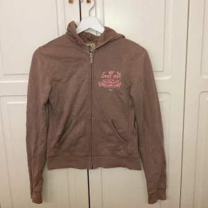 Juicy couture kofta:) - Typ älskar denhär men aldrig använt! Inget tryck på baksidan, det saknas en liten rhinestone på framsidan och det finns en liten fläck längst ner, den är M men är typ lite liten i storleken, men superfin verkligen! Frakt 45kr❤️