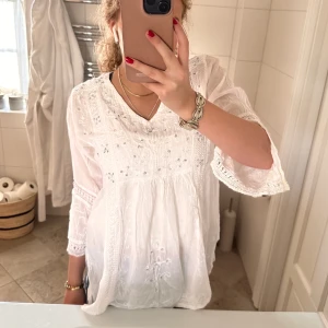 Vit blus - Så söt vit blus men så fina detaljer❤️ vet inte storleken men jag har xs/S❤️