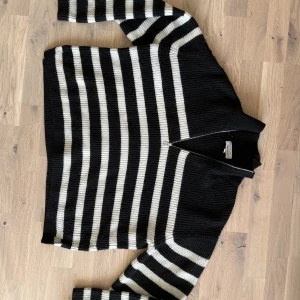 Stickad tröja - Köpt från &other stories för ca 1200, härlig oversized- modell, denna säljer jag inte billigare, har en lagning i en söm som knappt är synlig 
