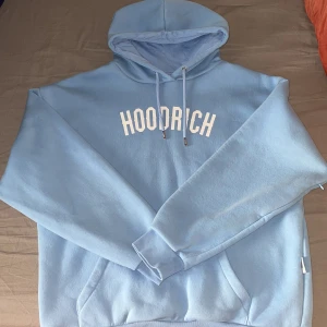 HOODRICH hodie - Den här hodien är i väldigt bra skick har inte använt den så mycket kanske 4 till 5 gånger. Den är i storlek L köpte den från Storbritannien för ungefär en månad sen och den är ljus blå som ni ser och den är väldigt bra! Skriv till mig om ni vill ha den 