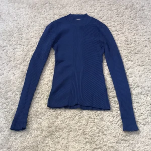 långärmad blå tröja - Långärmad tröja från h&m, blå, strl XS, nästan oanvänd😊💕