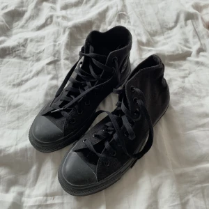 Höga converse - Använda någon enstaka gång, superfint skick🖤