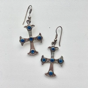 Söta kors örhängen!🪩 - Söta örhängen med en kors och små blåa detaljer!❤️Köparen står för frakten🐚❤️