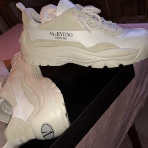 Valentino Garavani - Nya Valentino Garavani i originalkartong med kvitto