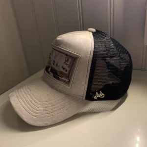 Maggiore S3 C6 keps - Maggiore keps S3 C6, Gianni Versace. Nypris: 799,99 SEK (slutsåld) Oanvänd, ej tagit bort ”pappret” i kepsen (syns på bild). Kartong och påse medföljer. Bättre bilder på kepsen finns på maggiores hemsida!