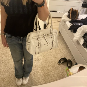 Vintage väska - Tänkte sälja min mammas gamla vintage Guess väska🤍 Den är använd och kan ha lite små slitningar någonstans men är i bra skick🤗  Skriv privat för fler bilder💕