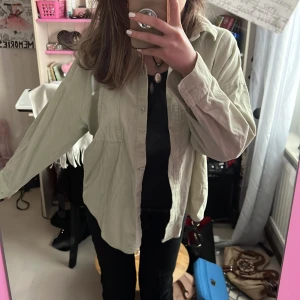 Overshirt - Säljer denna tunna Jack-liknande Skjort-kavajen som passar perfekt till sommaren/våren när man inte vill ha så tjock jacka på sig men ändå vill ha någonting. En knapp har gått av men finns en extra som man kan sy på! PM vid intresse😊💗