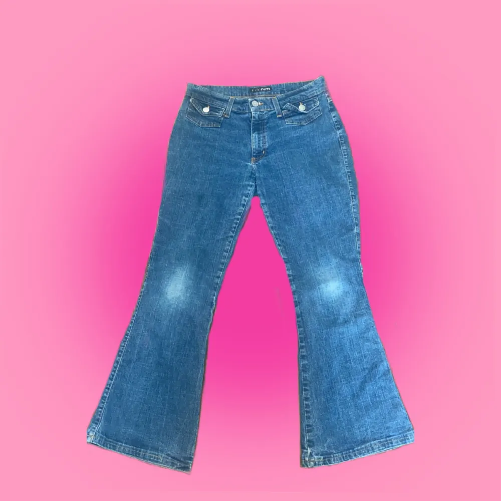 snygga jeans och i jätte bra skick men använda flera gånger. säljer pga att de är ”för korta” för mig enligt mig. (jag är 1,56)  pris kan diskuteras❤️. Jeans & Byxor.