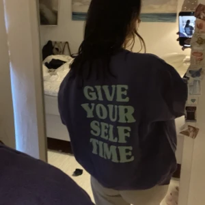 sweatshirt  - säljer denna som jg använt ett fåtal gånger. den är mysig innuti och är köpt på Pull and Bear. 