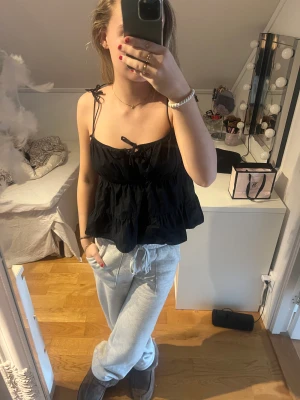 Topp - Svart topp frpn zara i storlek M men jag kan ha den o jag är S. 75kr + 20 kr frakt 