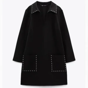 Klänning med nitar - Aäljer denna oanvända klänning från zara då jag inte hann lämna tillbaka den under öppet köp. Prislapp kvar! Stl S❤️