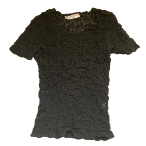 Anne Fontaine top - Top från Anne Fontaine som är typ i skrynkligt spetsmaterial, så fin! Fri frakt om du köper över 300kr 🎐🧸