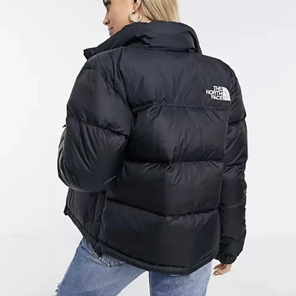 The North Face Nuptse jacka i storlek M. Anänd en vinter, i bra skicka. Skicka pm för flera bilder, pris kan diskuteras!. Jackor.