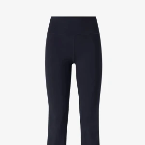 Casall Träningsbyxor Flare High Waist Pant - Tränings/yoga byxor helt oanvända.  Nypris 1000 kr.  Höga i midjan  Storlek S Stretchigt tyg Bra längd i benen.  Skickar mer bilder om det önskas. 