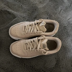 Air force 1 PIXEL - Ljusrosa/beiga air force 1 PIXEL skor i storlek 36,5. Knappt använda, i mycket bra skick☺️