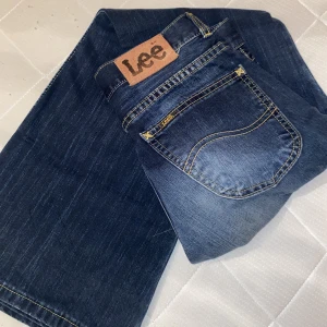 Lågmidjade Lee Jeans - Vintage mörk blåa utsvängda lee jeans som använt fåtal gånger. Jeansen har ett super litet hål vid fickan! Pris kan diskuteras😊
