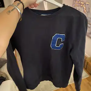 Cool tröja från Calvin Klein som är sparsamt använd❤️‍🔥 säljer då jag har alldeles för mycket kläder 😃