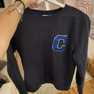 Calvin Klein sweatshirt  - Cool tröja från Calvin Klein som är sparsamt använd❤️‍🔥 säljer då jag har alldeles för mycket kläder 😃