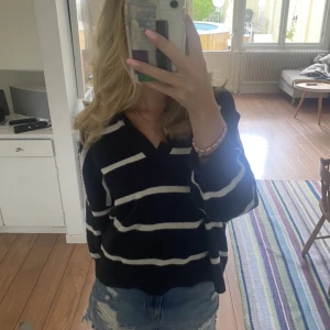 Stickad trekvartsärmad tröja - En superfin blårandig tröja som är trekvartsärmad, superbra skick och andvänder sällan💗 Kan mötas i Stockholm! 