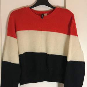 Randig tröja i färgerna mörkblå/svartblå, vit och röd. Knappt använd.